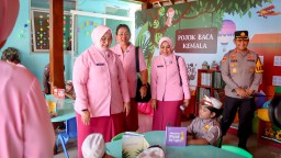 Ketua YKB Jatim, Kunjungi TK Kemala Bhayangkari 23 Lumajang, Berikan Makan Bergiz