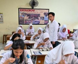 Gibran Tinjau Program (MBG) di SMA Negeri 10 Surabaya