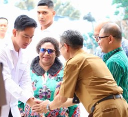 Wamendagri Ribka Haluk Dampingi Wapres Gibran Tinjau Program Makan Bergizi Gratis di Surabaya