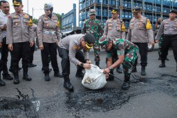 Sinergi Polres Jombang dan Kodim 0814: Gerak Cepat Menambal Jalan Berlubang di Mojoagung