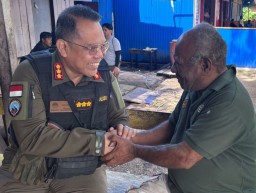 Kasatgas Humas Ops Damai Cartenz Silaturahmi dengan Ketua Dewan Adat Pegunungan Bintang