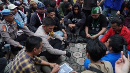 Pendekatan Humanis, Kapolres Cirebon Kota Duduk Bersama dengan Mahasiswa saat Unjuk Rasa