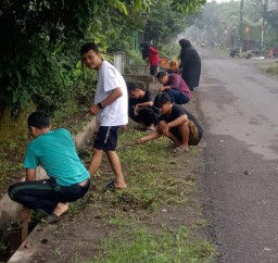 Warga Balongrejo Antusias Gotong Royong Menyambut Bulan Suci Ramadhan
