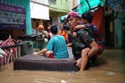 MARINIR BANTU EVAKUASI WARGA YANG TERJEBAK BANJIR
