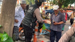Kepedulian di Bulan Suci: Sat Samapta Polrestabes Surabaya Berbagi Takjil untuk Masyarakat