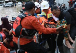 Di Bulan Ramadhan 1446 H, PLN Kontrol Keamanan Kelistrikan, Bantu Evakuasi Warga di Tengah Banjir Bekasi