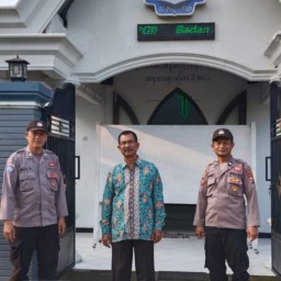 Polsek Ngimbang Menggelar Pengamanan Ibadah Rutin Minggu Pagi Di Gereja GKJTU Dan GJWI Desa Ngasemle