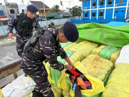 TNI AL GAGALKAN PENYELUNDUPAN 167 BALLPRESS ILEGAL SENILAI RP 1,3 M DARI MALAYSIA