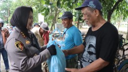 Polresta Cirebon Berikan Ratusan Bantuan Sembako untuk Tukang Becak, Ojek dan PKL