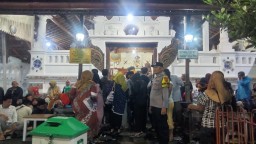 Bhabinkamtibmas Polsek Gunung Jati Polres Ciko Pantau kamtibmas Wisata Religi di Bulan Ramadhan