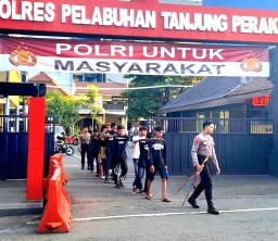Gagalkan Tawuran Dini Hari, Polres Tanjung Perak Amankan 11 Remaja dan Senjata Tajam