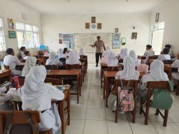 Kepala Sekolah Apresiasi Giat “Police Go To School” oleh Polsek Talun di SMPN 1 Talun