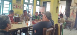 Lewat Diskusi, Bhabinkamtibmas Panjunan Polsek Lemah wungkuk Polres Cirebon Kota Jalin Sinergi Kamtibmas