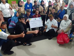 Ikuti Jejak KDM, Ono Surono Pamer Bagikan Bantuan ke Korban Banjir Cirebon, Pakai Dana Pemprov