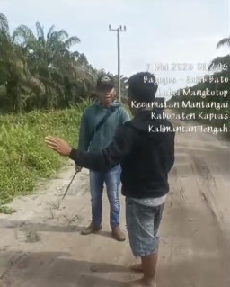 Viral! Aksi Premanisme Bersenjata di Kapuas, Seorang Petani Sawit Diserang di Dekat Pos Keamanan