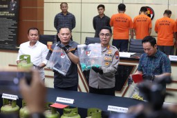 Polda Jatim Tangkap Sindikat LPG Oplosan di Malang, Empat Orang Jadi Tersangka 