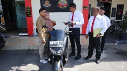 Bahagianya Korban Penggelapan di Bondowoso Saat Polisi Temukan dan Kembalikan Motornya Tanpa Biaya