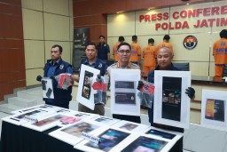 Ditressiber Polda Jatim Amankan Empat Orang Admin INFO VID dan Anggota Group WA Gay