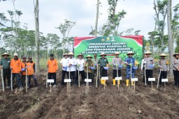 Dukung Program Nasional Swasembada Pangan, Polres Jombang Gelar Penanaman Jagung Serentak