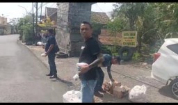 Jumat Berkah, Ketua Patas TV bersama wakil nya Bagikan Bingkisan Kepada Pengguna Jalan Raya Gresik-Mojokerto