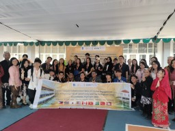 YPPI Schools Surabaya Ajak Mahasiswa Asing 9 Negara Nikmati Musik, Kuliner, dan Permainan Tradisional