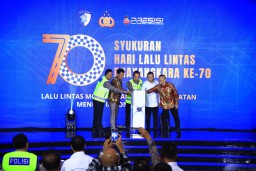 Hadiri Syukuran HUT Lalu Lintas ke-70, Kapolri Luncurkan Digital Korlantas dan Sematkan Pin Emas