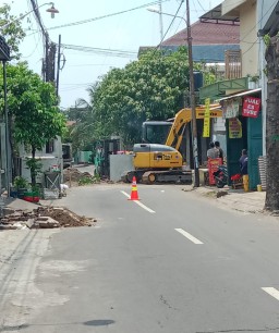 Pekerja Proyek Rehabilitasi Drainase di Jalan Wisnuwardhana Jombang Diduga Abaikan K3