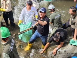 Hari Kesaktian Pancasila, PLN dan KLH Gelar Aksi Bersih DAS Ciliwung, Angkut 176 Kg Sampah dan Tanam 2.500 Pohon