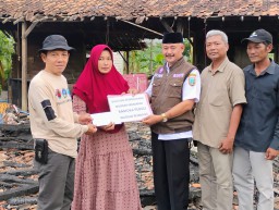 Pramuli Kwarcab Rembang Berikan Bantuan Rumah Terbakar