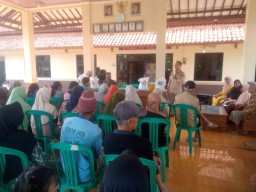 Pemerintah Desa Pasaleman Menyalurkan Bantuan Beras dan Minyak Goreng dari Bulog