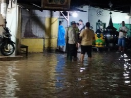 Respons Cepat Polres Cirebon Kota Tangani Genangan Akibat Hujan