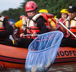 Polrestabes Surabaya Bersihkan Kawasan Jembatan Merah