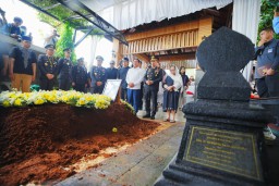 Hadiri Pemakaman, Kapolri: Pesan Eyang Meri Jadi Inspirasi dan Semangat Keluarga Besar Polri