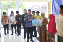 Bupati Warsubi Salurkan BLT DBHCHT 2026 untuk 11.720 Buruh Tani dan Buruh Pabrik Rokok di Jombang