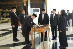 Bupati Warsubi Lantik 81 Pejabat Administrator dan Pengawas, Tekankan Integritas serta Pelayanan Publik