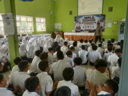 Polsek Peterongan Berikan Penyuluhan Kenakalan Remaja dan Bahaya Narkoba kepada 100 Siswa SMPN 1 Peterongan