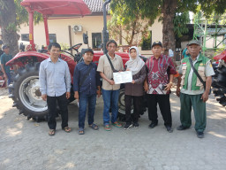 Pemkab Jombang Salurkan 12 Unit Alsintan untuk Kelompok Tani
