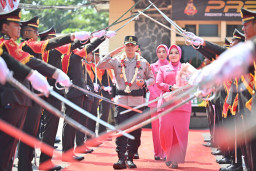 AKBP Bimantoro Kurniawan Disambut Welcome Parade, Tongkat Komando Polres Cirebon Kota Resmi Beralih
