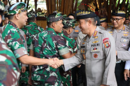 Satu Komando Jaga Bali, Kapolda Bali dan Pangdam IX/Udayana Perkokoh Soliditas TNI-Polri.