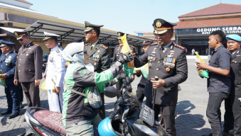 Polresta Sidoarjo di Hari Bhayangkara Ke-80,  Salurkan Bantuan 3 ton Beras untuk Masyarakat