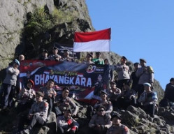 Peringati Hari Bhayangkara ke-80 Polres Blitar bersama Komunitas Pecinta Alam Melaksanakan Pendakian di Gunung Kelud