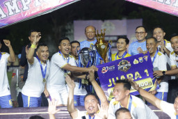 Tim Gabsat Polda Jatim Angkat Trofi Juara, di Final Kapolda Cup 4 Yang Berlangsung Meriah,