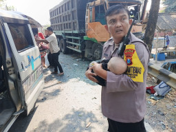 Aksi Heroik Bhabinkamtibmas Polsek Bagor Selamatkan Bayi Korban Kecelakaan Bus di Nganjuk, Tuai Pujian Warganet