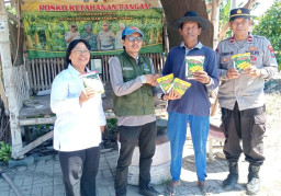 Komitmen Dukung Asta Cita Presiden, Polres Tanjung Perak Salurkan Bantuan Bibit Jagung Manis di Tambak Wedi