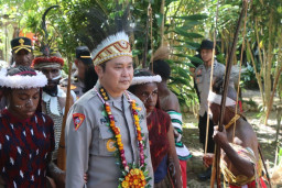 Bersama Anak-Anak Papua, Astamaops Kapolri Berbagi Semangat Belajar di Pusat Olah Seni Wesaput