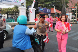 Polresta Pati Bagikan 11 Ribu Bendera Merah Putih, Kobarkan Semangat Kemerdekaan di Seluruh Kabupaten