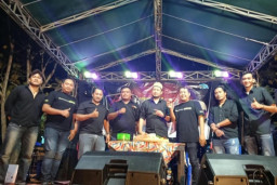 Tasyakuran HUT RI Ke-81 di Kantor Barra22.com, Hadirkan New Sella Hibur Warga Menongo