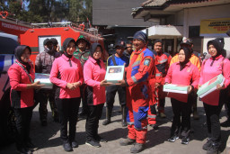 Relawan Karhutla TNBTS di Bromo Terima Bantuan Dari Polres Probolinggo dan Bhayangkari