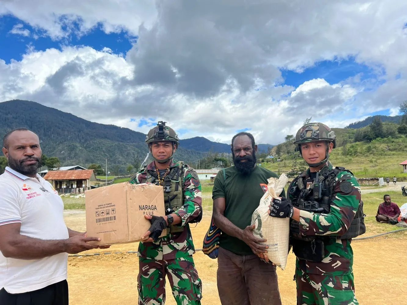 BERIKAN SANTUNAN SEMBAKO, SATGAS TNI BEREMPATI KUNJUNGI WARGA GOME