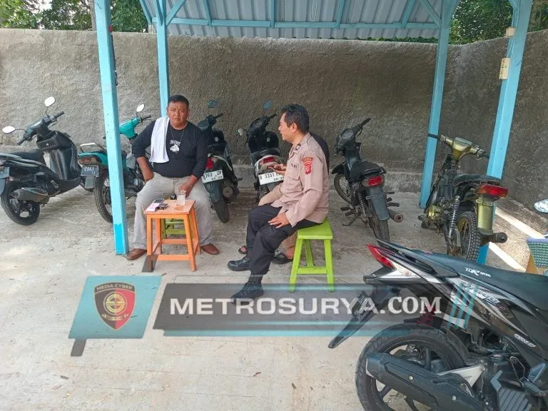 Aiptu Mulya wiyana Polsek Lebakwangi Sambang ke Warga Parakan memberikan himbauan